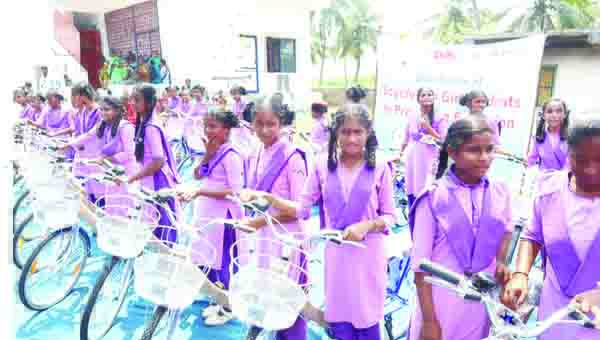 బాలికలకు సైకిళ్ల పంపిణీ