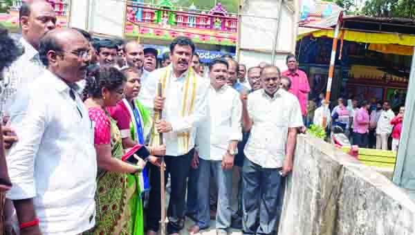 సిసి డ్రెయిన్లకు శంకుస్థాపన