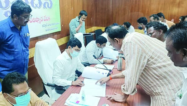 ల్యాండ్‌ పూలింగ్‌ అక్రమార్కులపై చర్యకు ఫిర్యాదు