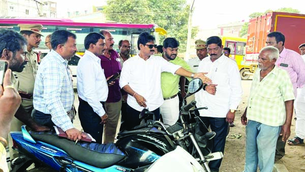 ట్రాఫిక్‌ సమస్యపై ఆర్‌డిఒ పరిశీలన