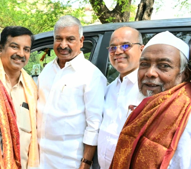 - మంత్రి పెద్దిరెడ్డికి స్వాగతం పలుకుతున్న ఎమ్మెల్యే చింతల