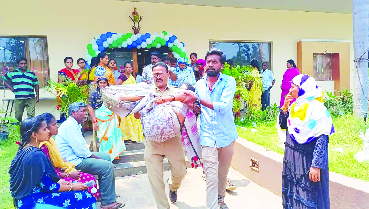 వైఎస్‌ఆర్‌ ఆసరా చెక్కుల పంపిణీ