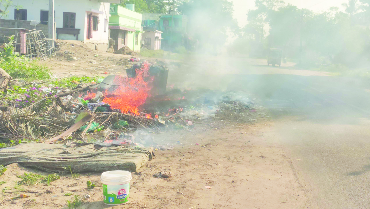 రోడ్డుపై చెత్తకు నిప్పు.. ప్రజలు, వాహనదారుల ఇబ్బందులు