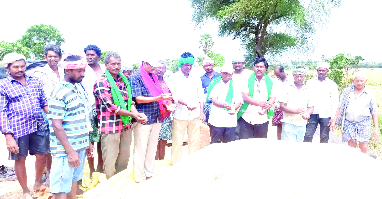 ధాన్యం కొనుగోలులో ఇబ్బందులపై రైతుల ఆగ్రహం