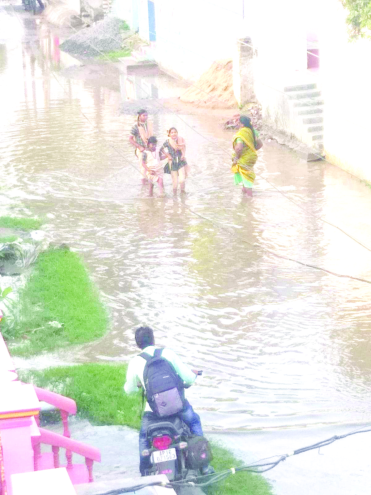 జిల్లాలో పలుచోట్ల భారీ వర్షం