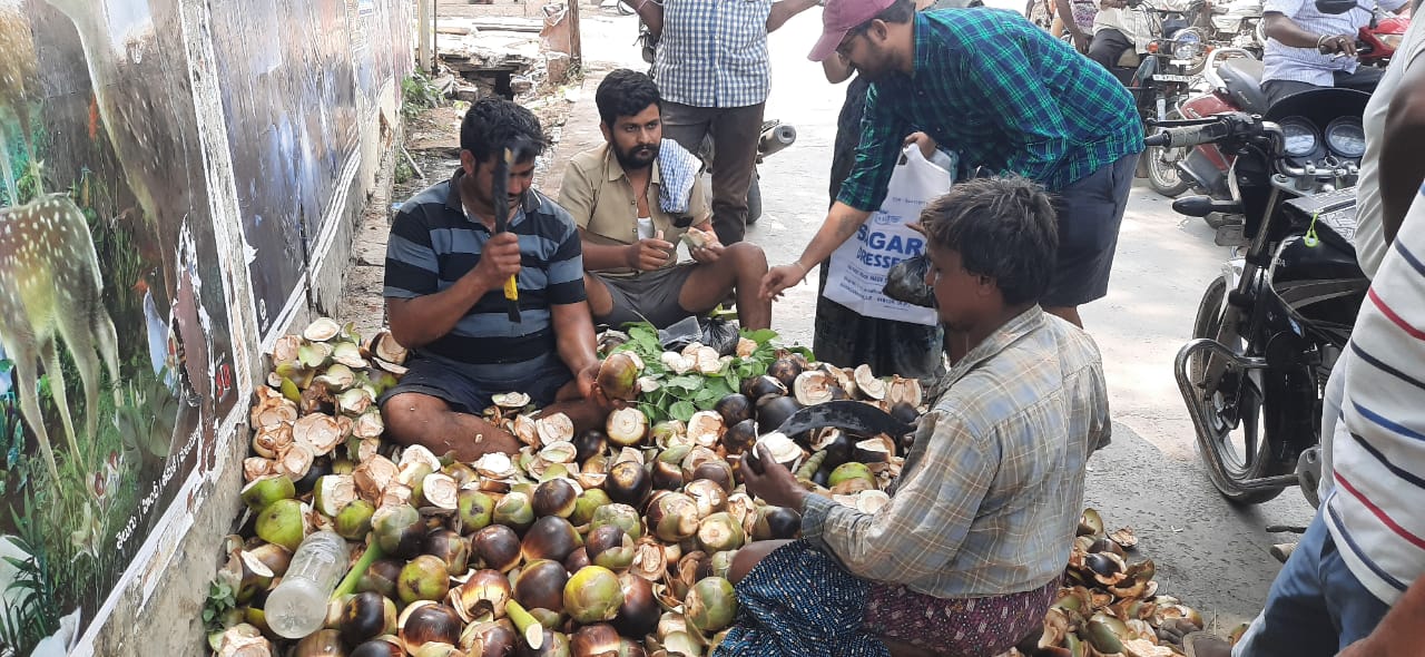 తాటి నుంజలు అమ్ముతున్న దృశ్యం