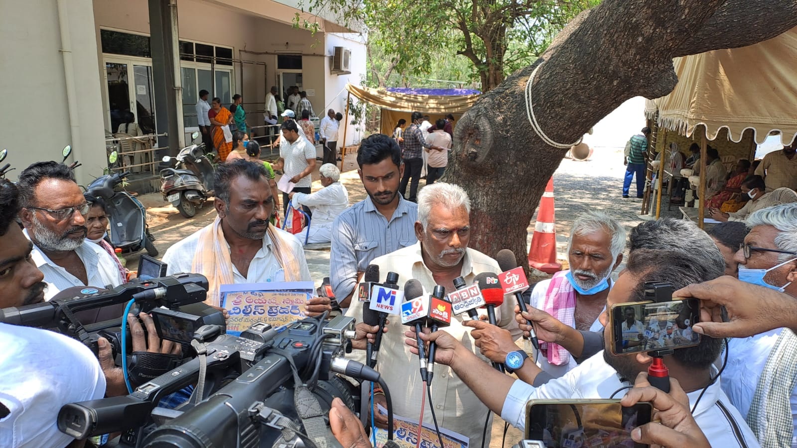 మిర్చి రైతులకు రూ.40 లక్షల ఎగవేత