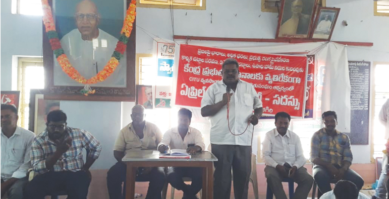 మాట్లాడుతున్న నన్నపనేని శివాజీ, ఎస్‌ఎస్‌ చెంగయ్య