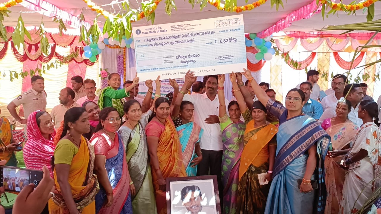 వైఎస్‌ఆర్‌ ఆసర మెగా చెక్కును మహిళకు అందచేస్తున్న ఎమ్మెల్యేఆర్థర్‌