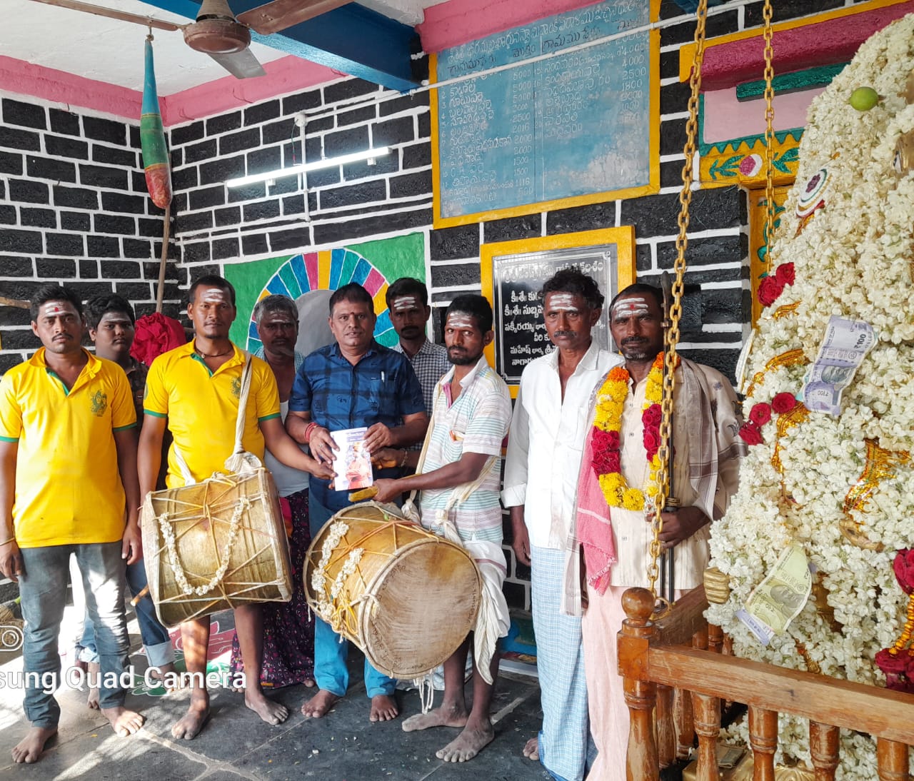 కళాకారులను సన్మానిస్తున్న బ్రహ్మానంద ఆచారి