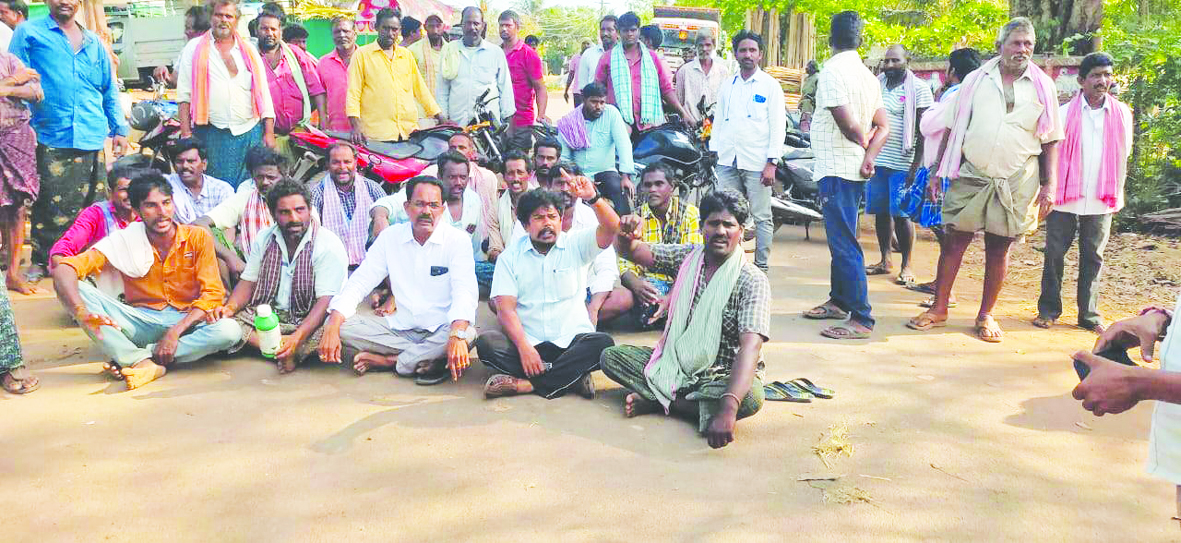 సమస్యలు పరిష్కరించాలని రైతుల ఆందోళన