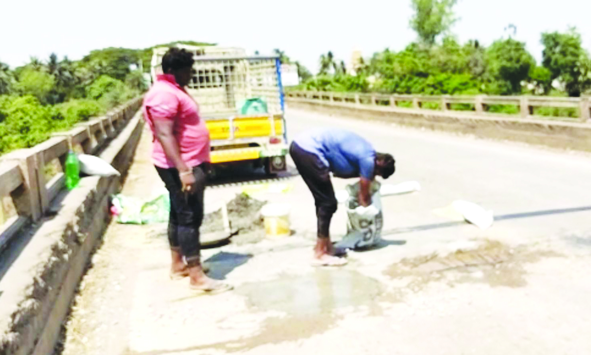 సోషల్‌ వర్కర్స్‌ ఆధ్వర్యంలో వంతెనపై గోతుల పూడ్చివేత
