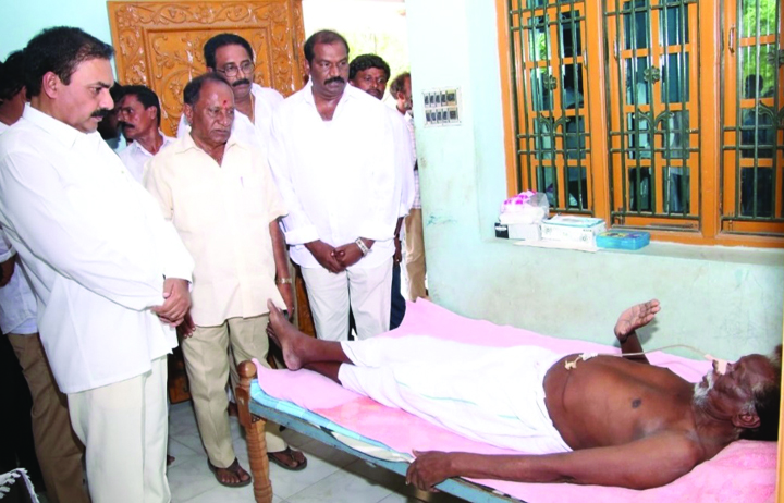 మంత్రి 'కాకాణి' పరామర్శ