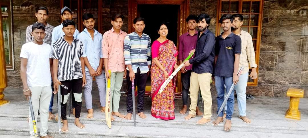 క్రికెట్‌ కిట్లను పంపిణీ చేస్తున్న బీసీ ఇందిరా