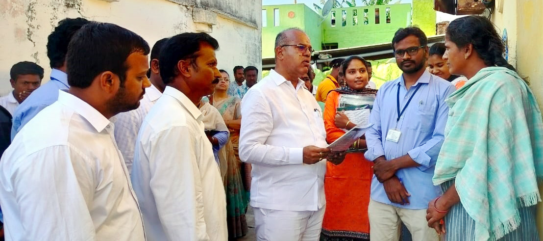 సమస్యలను అడిగి తెలుసుకుంటున్న ఎమ్మెల్యే చింతల