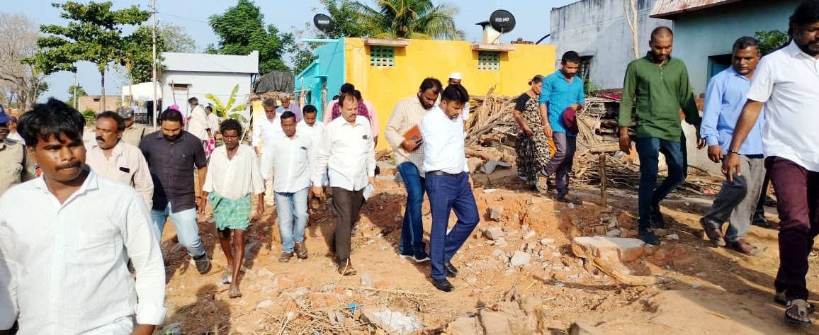 - వాల్మీకిపురం ఇళ్లు కోల్పోయిన ప్రాంతాన్ని పరిశీలిస్తున్న కలెక్టర్‌ గిరీష