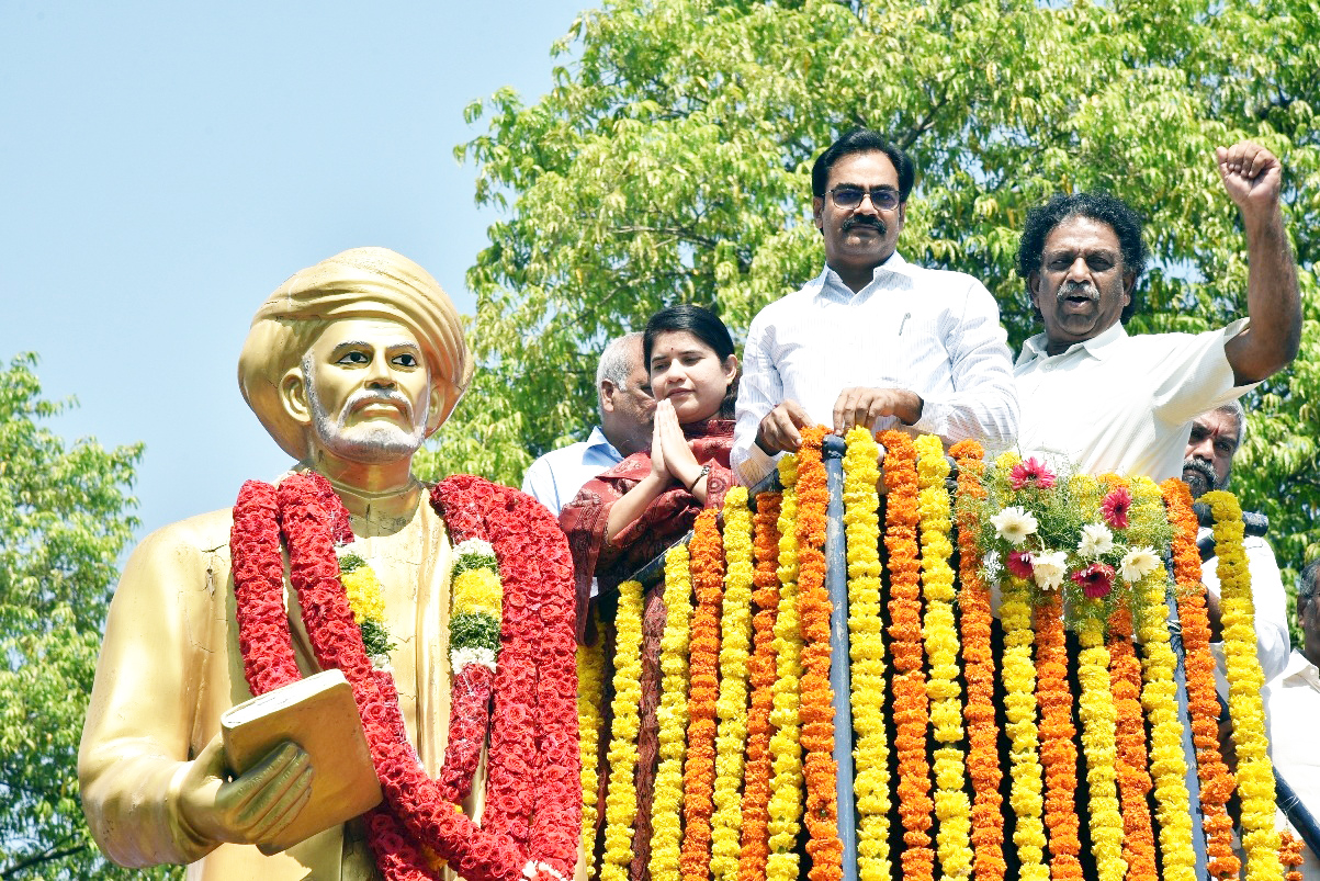 జ్యోతిరావు ఫూలేకు ఘన నివాళి