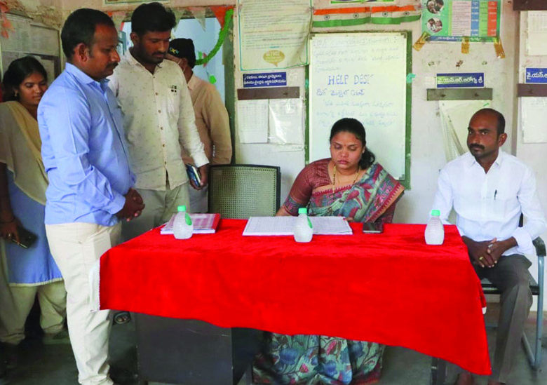 సచివాలయాన్ని సందర్శించిన మేయర్‌