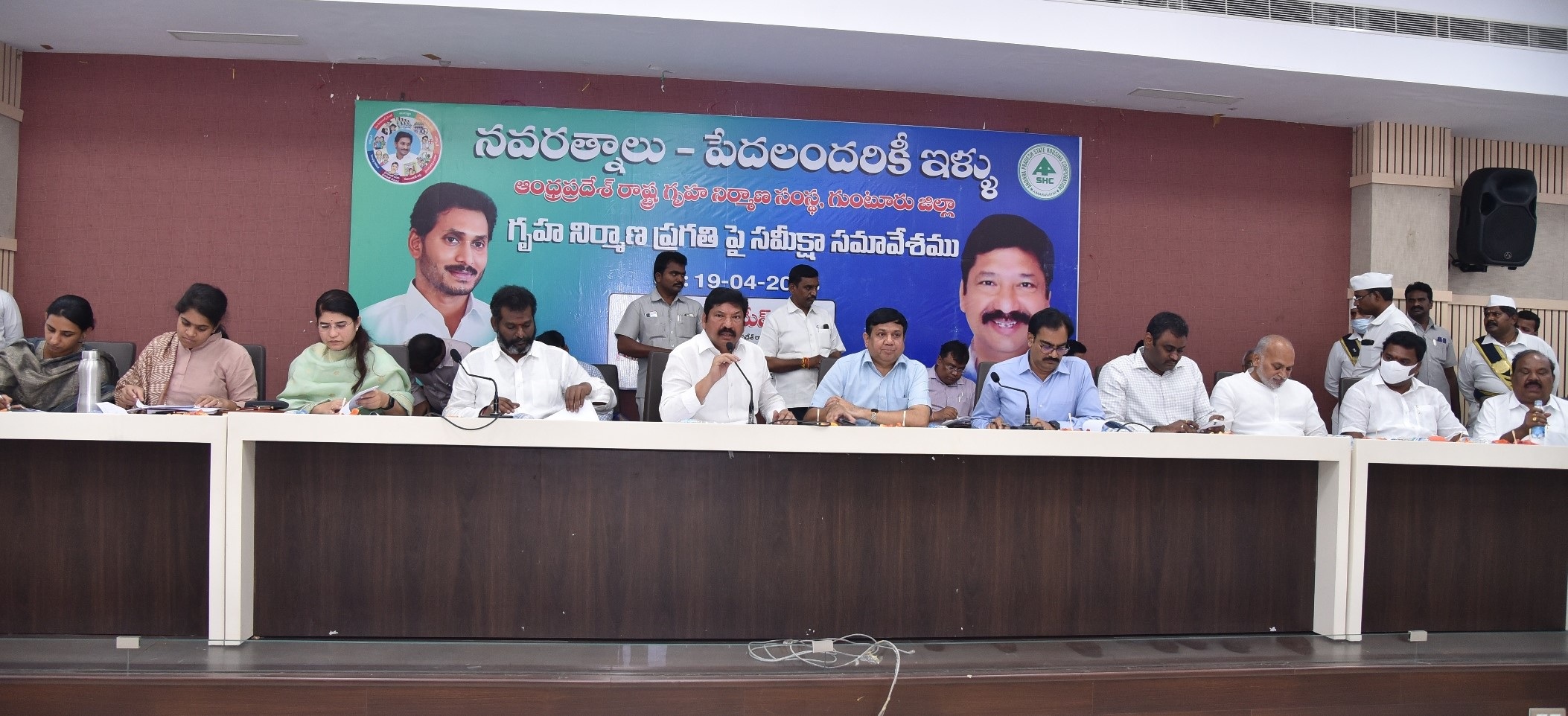 నిధులెక్కువ.. ఇళ్లు తక్కువ..