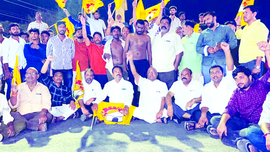 మంత్రి సురేష్‌ తీరుకు టిడిపి నిరసన