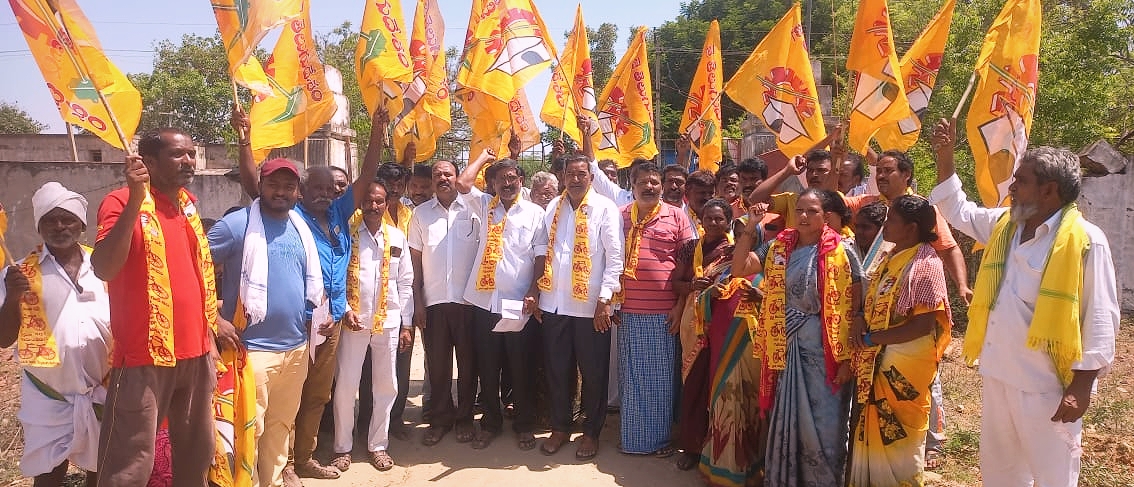 విద్యుత్‌ ఛార్జీలు తగ్గించాలని సబ్‌ స్టేషన్‌ ముట్టడి