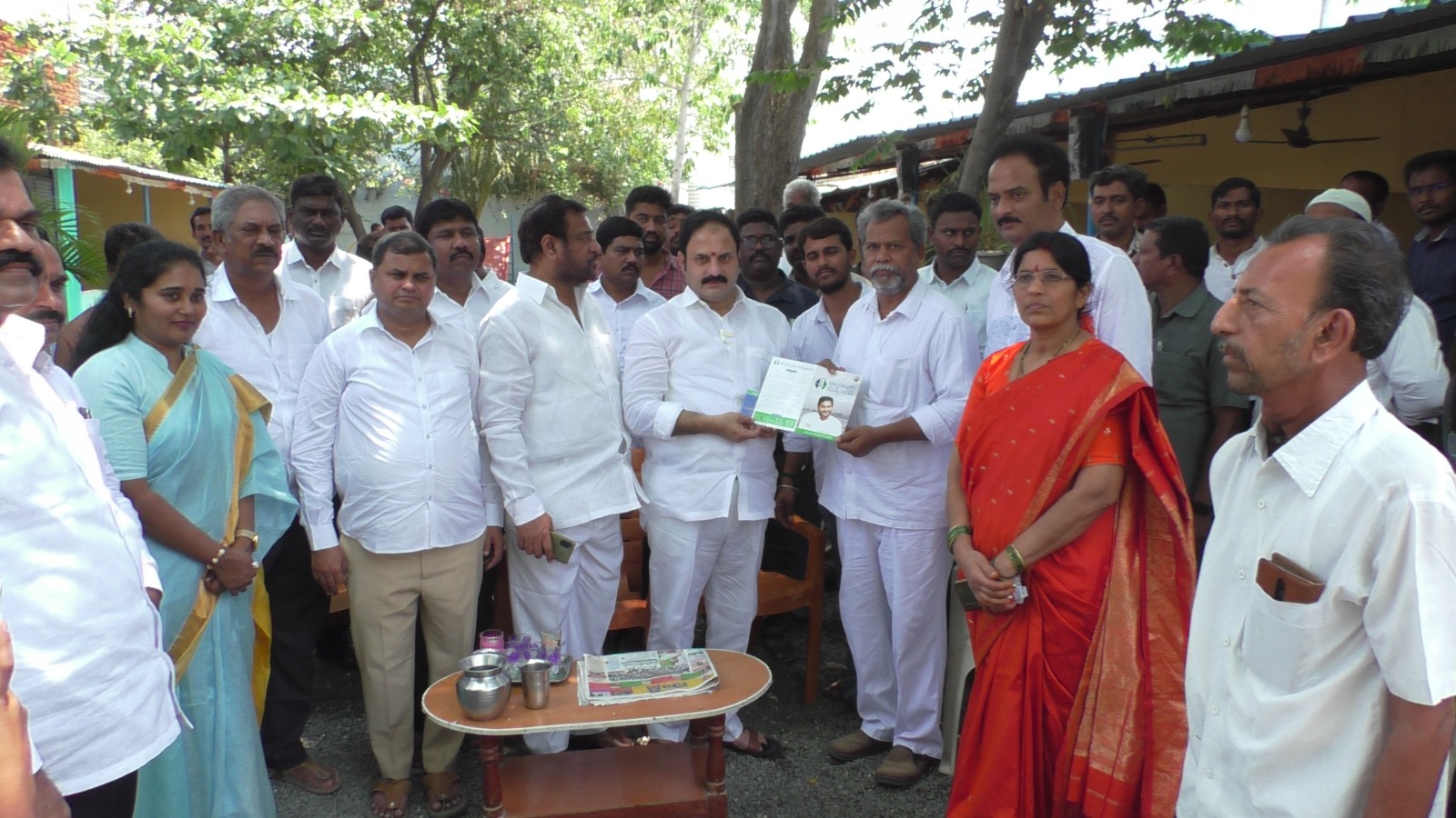 ప్రభుత్వ సంక్షేమ పథకాలను వివరిస్తున్న ఎమ్మెల్యే కాటసాని మాజీ మంత్రి రామ సుబ్బారెడ్డి 