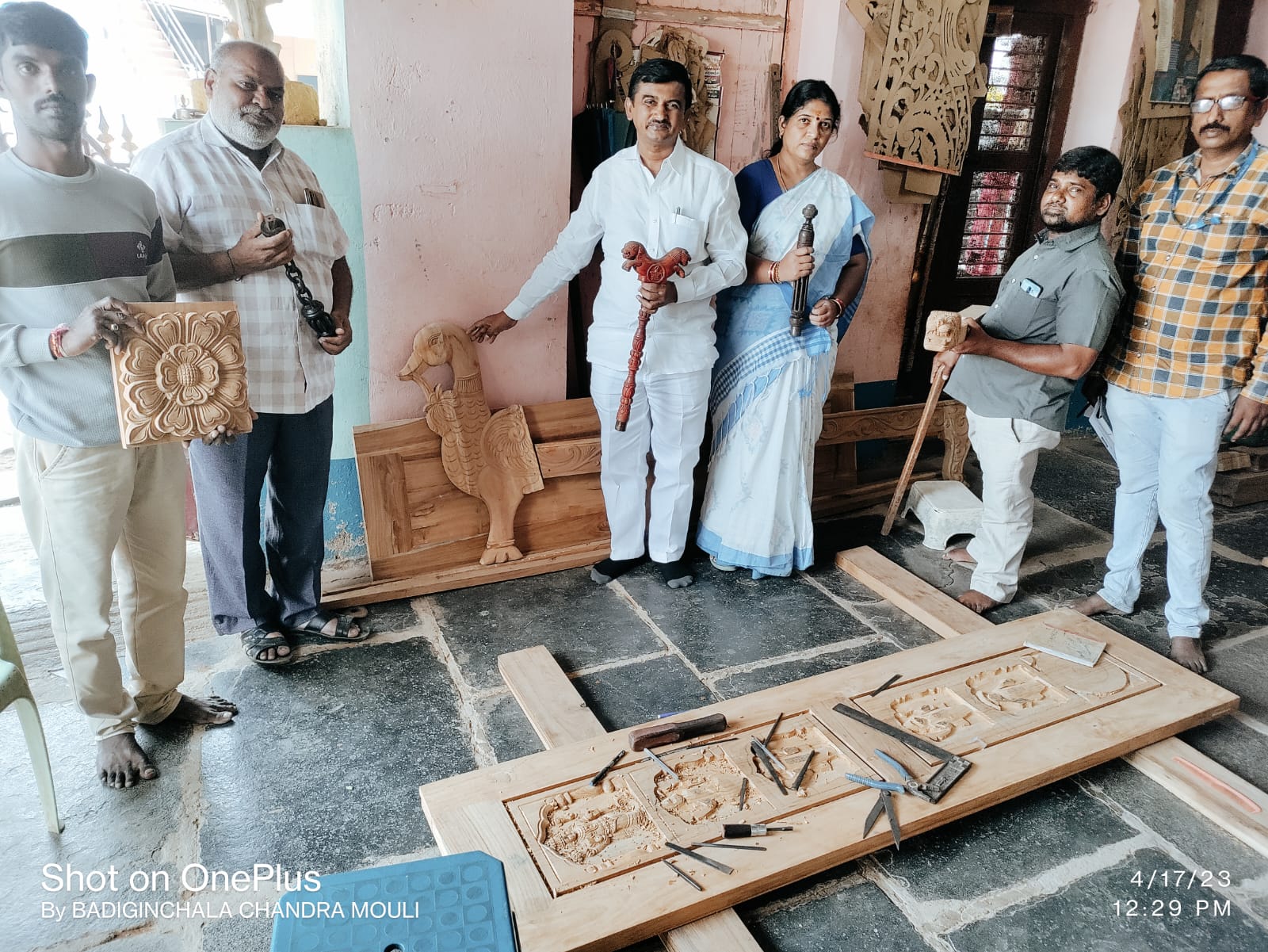 చెక్కతో తయారు చేసిన వస్తువులను పరిశీలిస్తున్న చైర్మన్‌ బి.విజయ లక్ష్మి తదితరులు