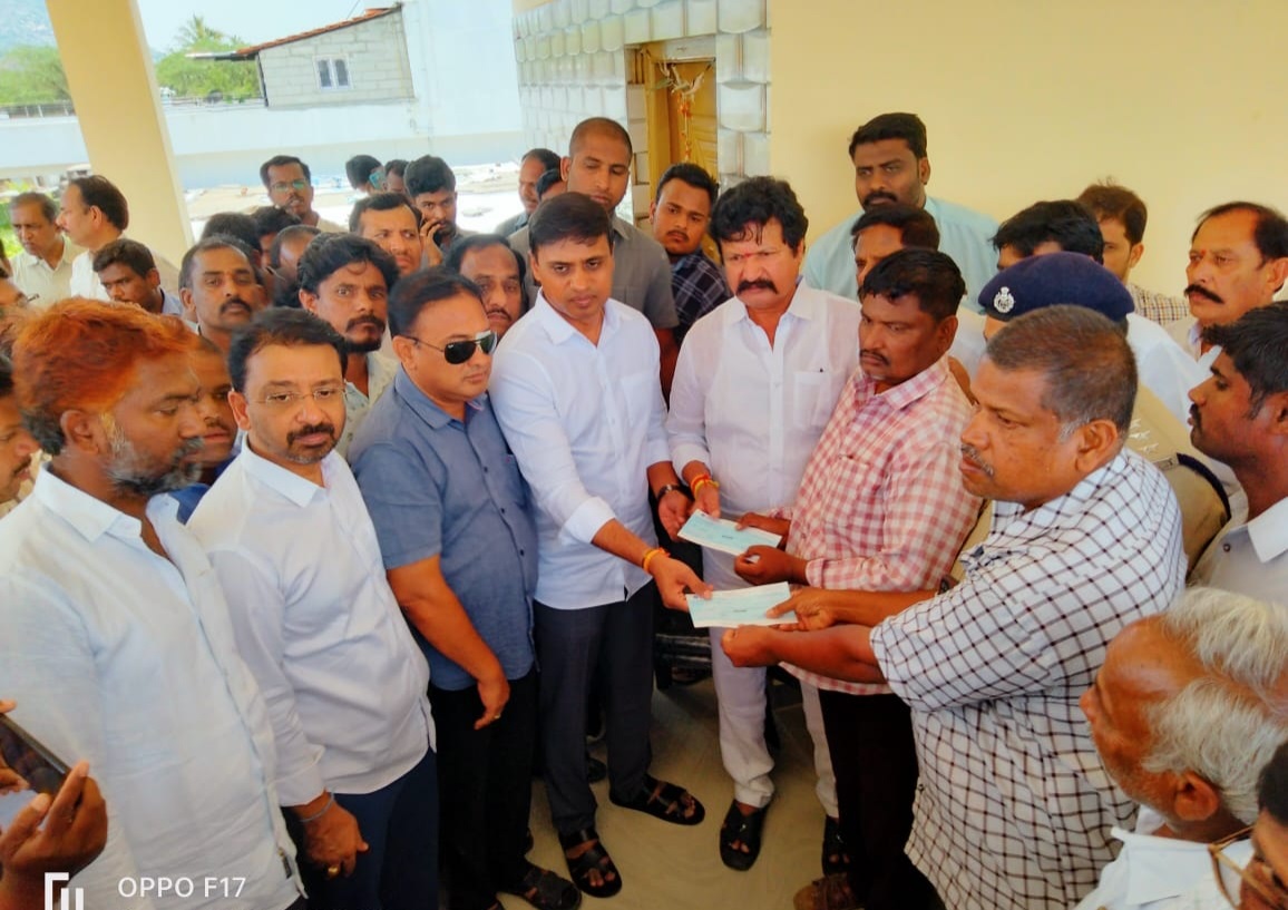 మృతుల కుటుంబాలకు రూ.5 లక్షల సాయం