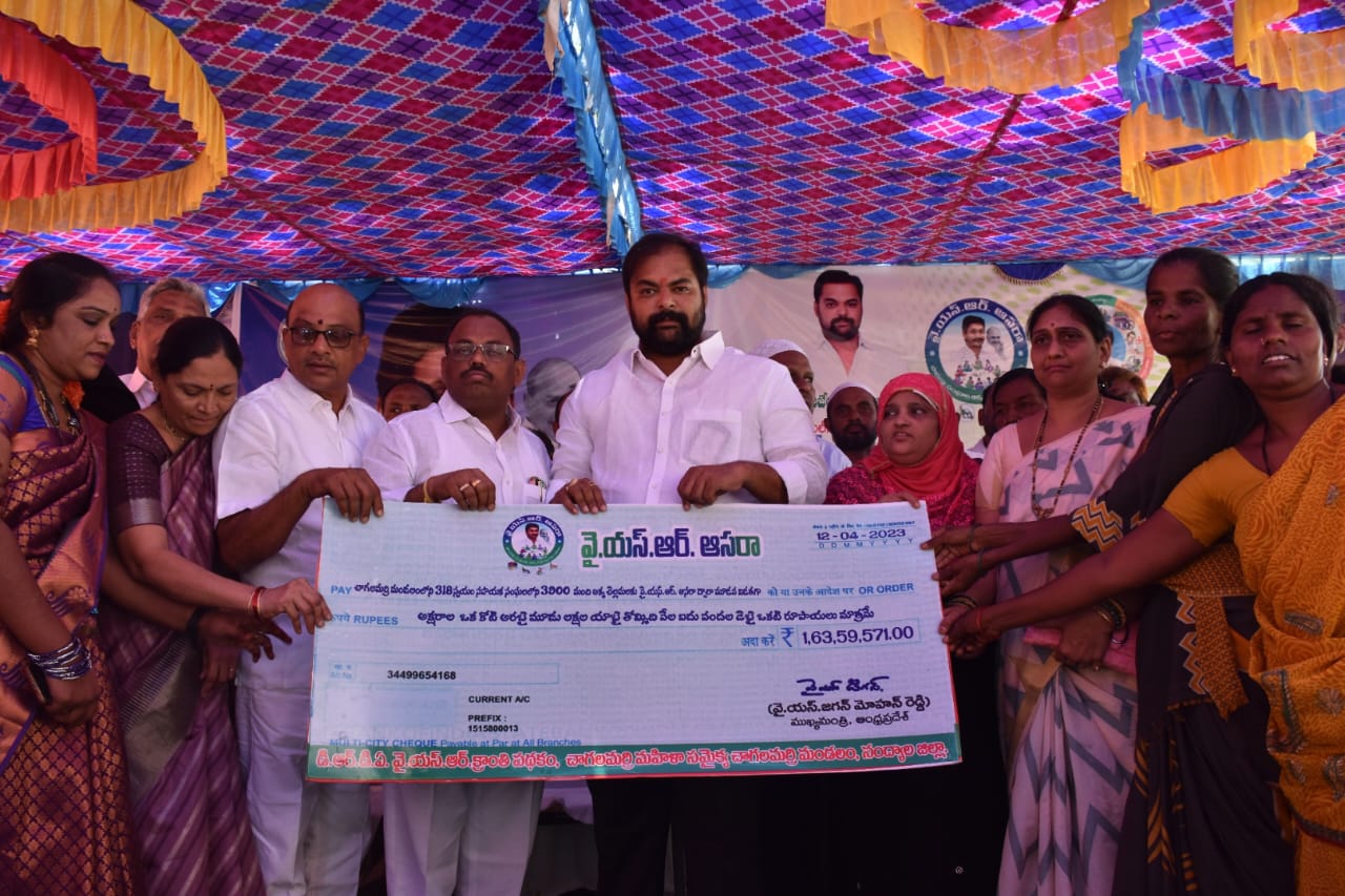 చెక్కులు పంపిణీ చేస్తున్న ఎమ్మెల్యే గంగుల బ్రిజేంద్రారెడ్డి