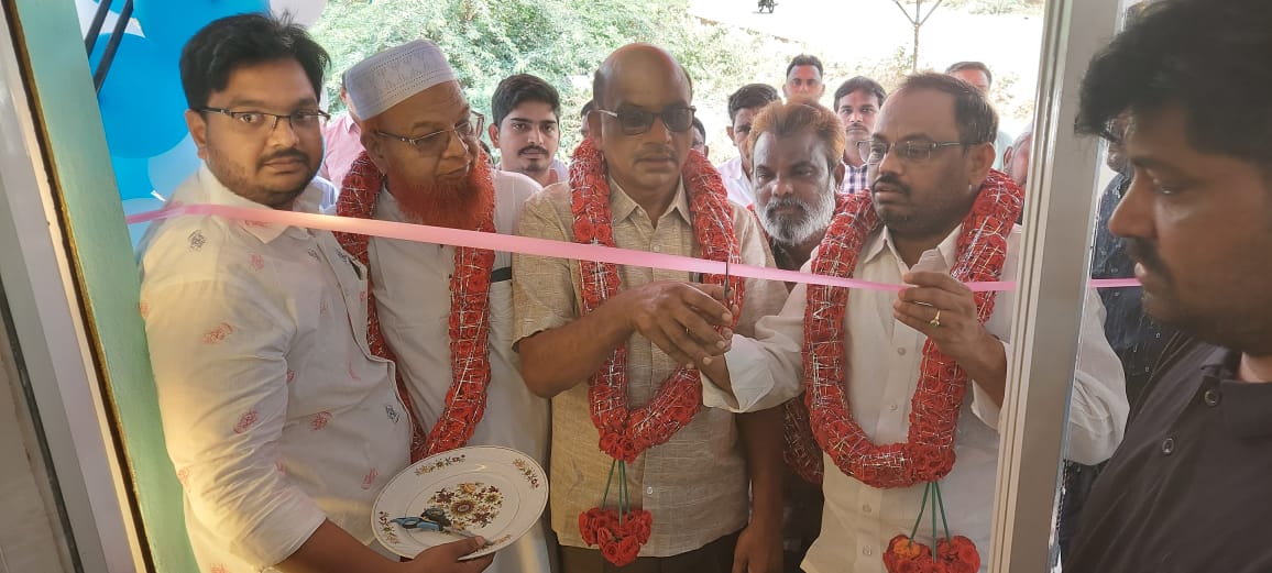 జెంట్స్‌ బ్యూటీ పార్లర్‌ ను ప్రారంభిస్తున్న ఎంపిపి