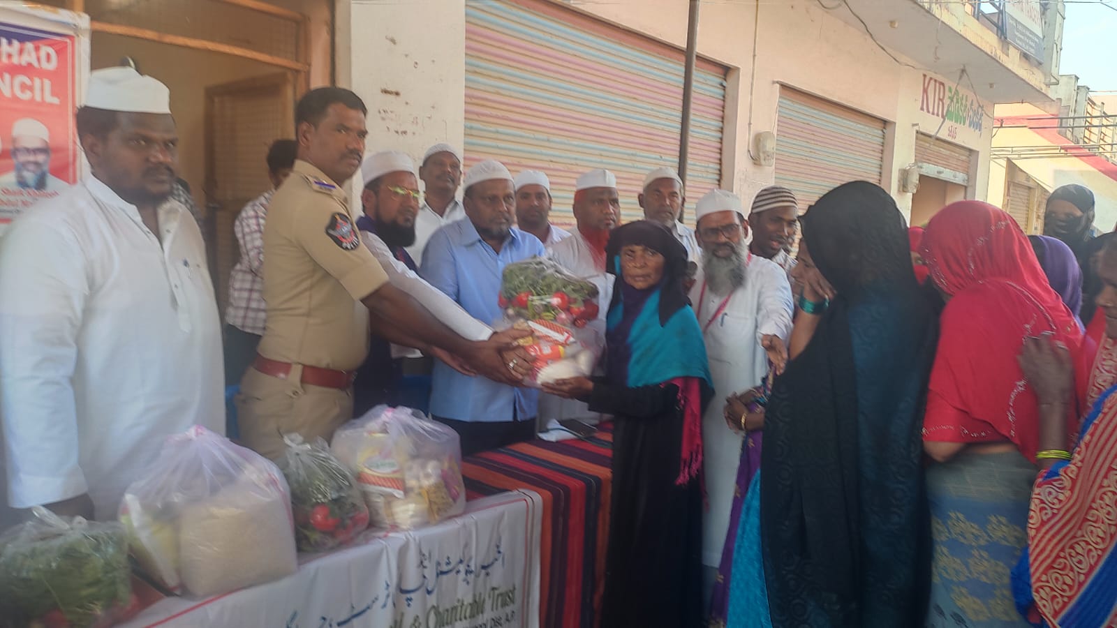 పంపిణీ చేస్తున్న ఎస్‌ఐ తదితరులు