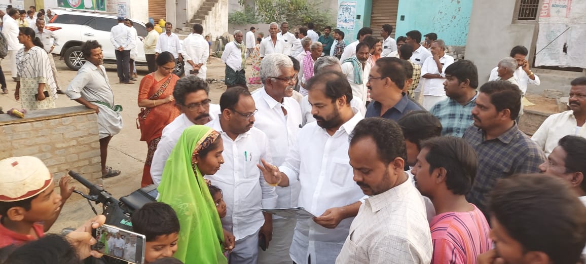 ప్రజలకు సంక్షేమ పథకాలను వివరిస్తున్న ఎమ్మెల్యే గంగుల బ్రిజేంద్రారెడ్డి