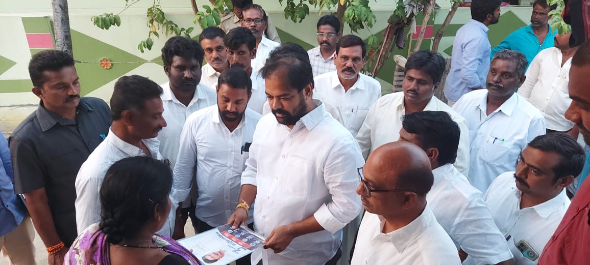 ప్రజలకు వివరిస్తున్న ఎమ్మెల్యే గంగుల బ్రిజేంద్రారెడ్డి