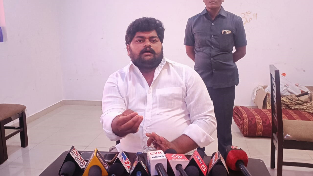  విలేకరుల సమావేశంలో మాట్లాడుతున్న దస్తగిరి