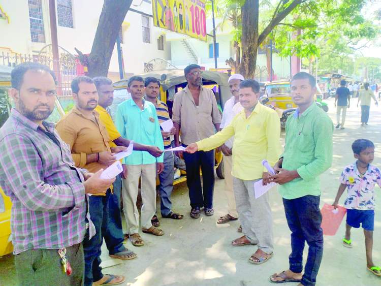   కరపత్రాలను పంపిణీ చేస్తున్న సిఐటియు నాయకులు