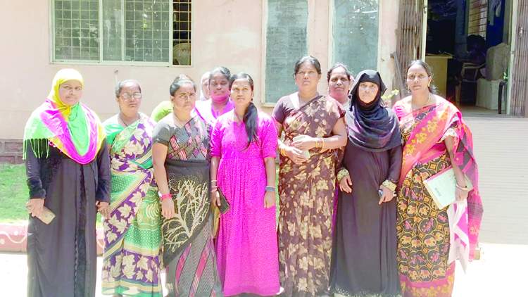  మెప్మా కార్యాలయం ముందు నిరసన తెలుపుతున్న మహిళలు