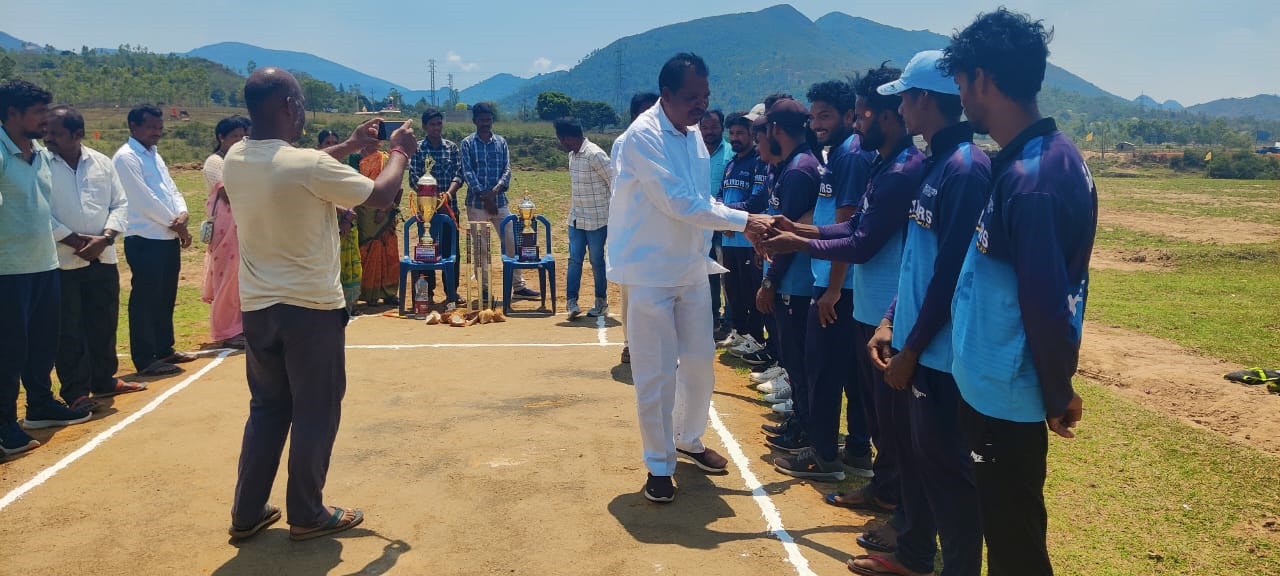  గిరిజన యువత క్రీడల్లో రాణించాలి