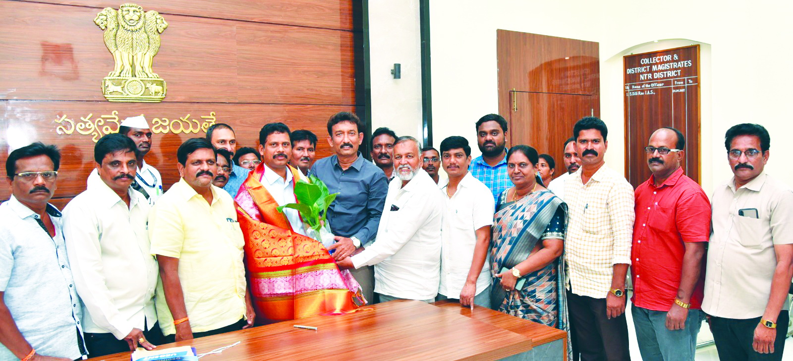 ఉద్యోగులు, అధికారుల సహకారంతోనే జిల్లా అభివృద్ధి : కలెక్టర్‌