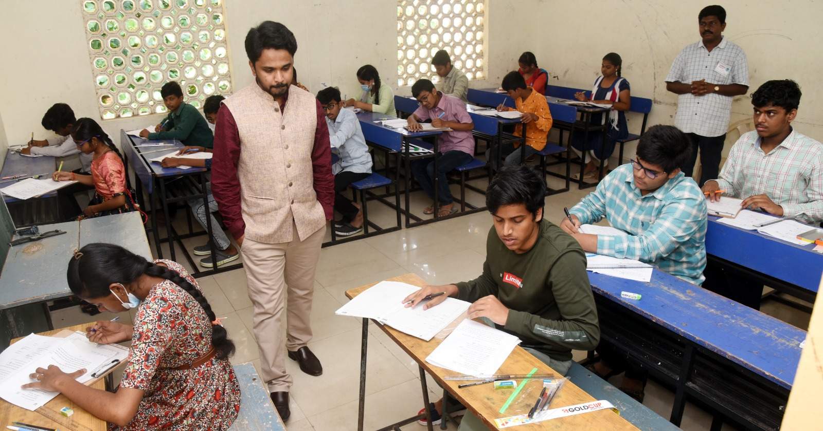 ప్రశాంతంగా హిందీ పరీక్ష