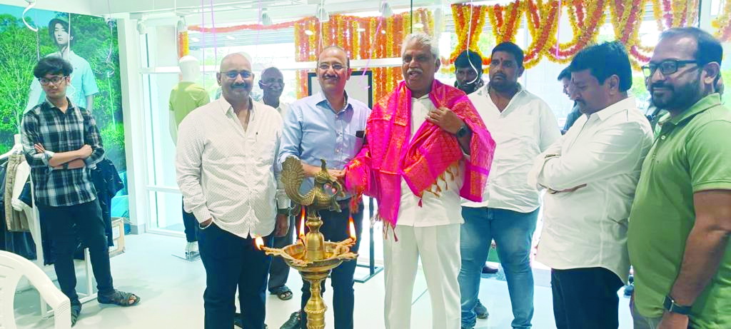 'లీ' షోరూమ్‌ ప్రారంభం