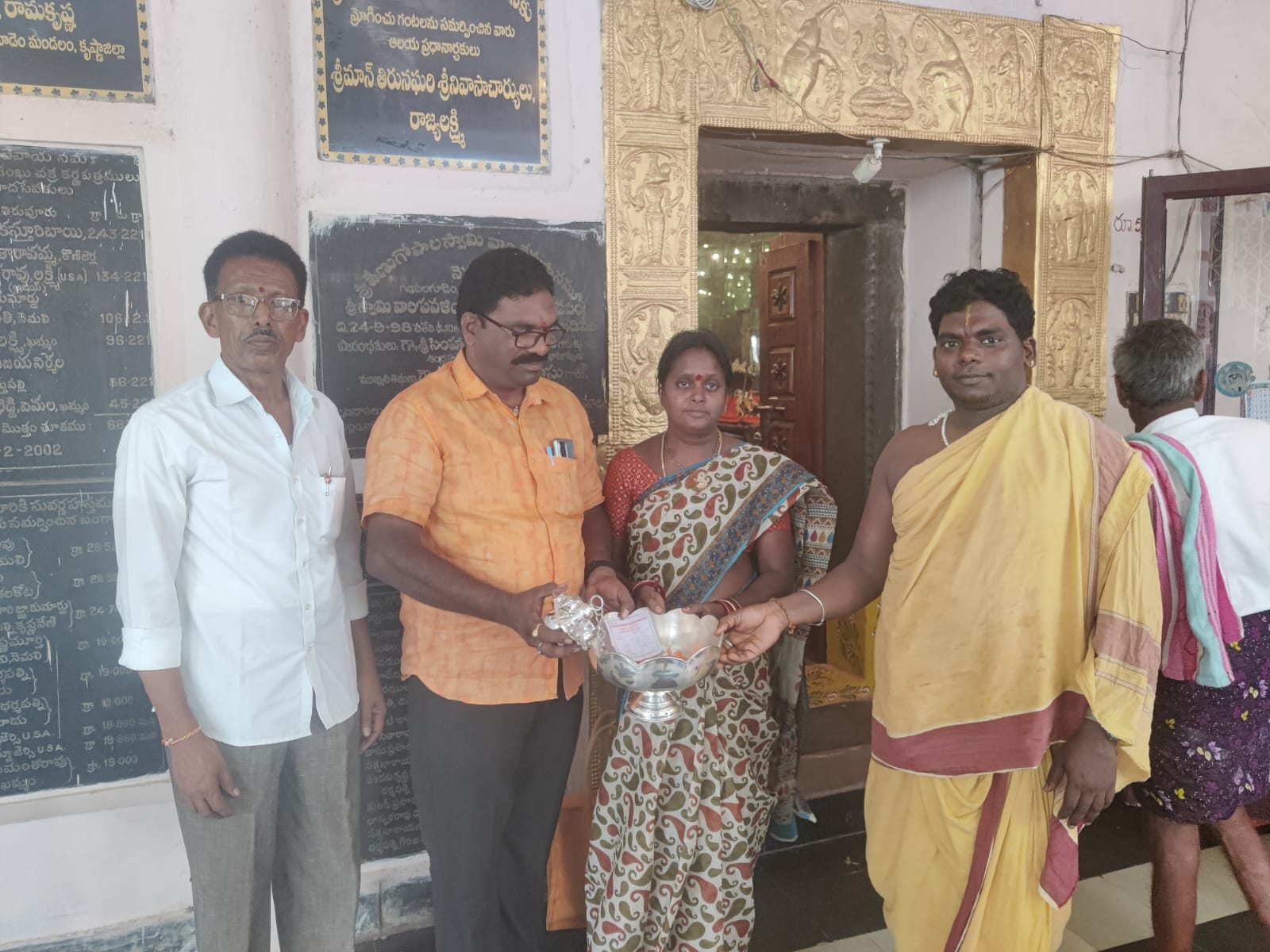 వేణుగోపాల స్వామికి వెండిగిన్నె వితరణ