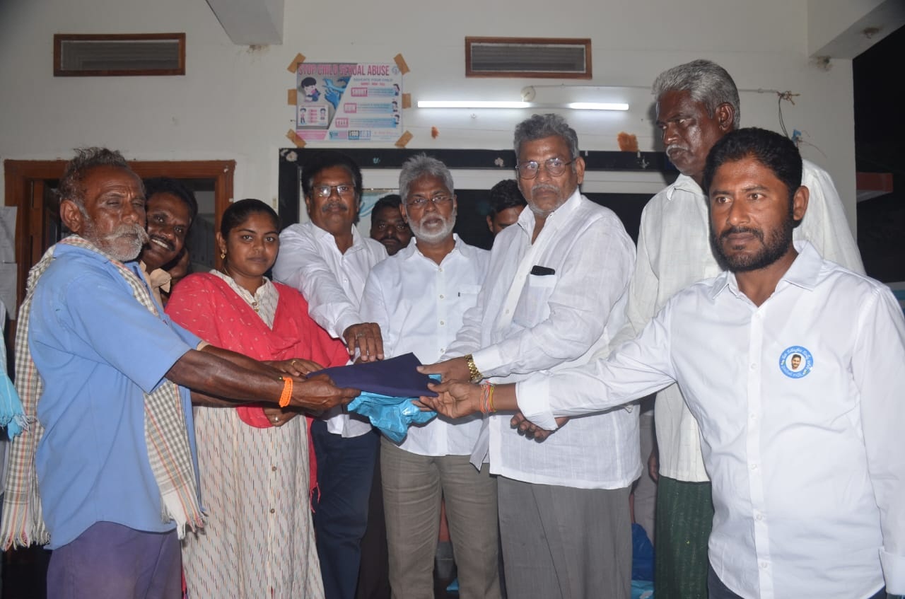 పారిశుద్ధ్య కార్మికులకు యూనిఫాం పంపిణీ