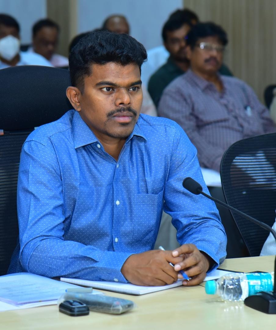 సమస్యల పరిష్కారంలో వేగం పెరగాలి : కలెక్టర్‌
