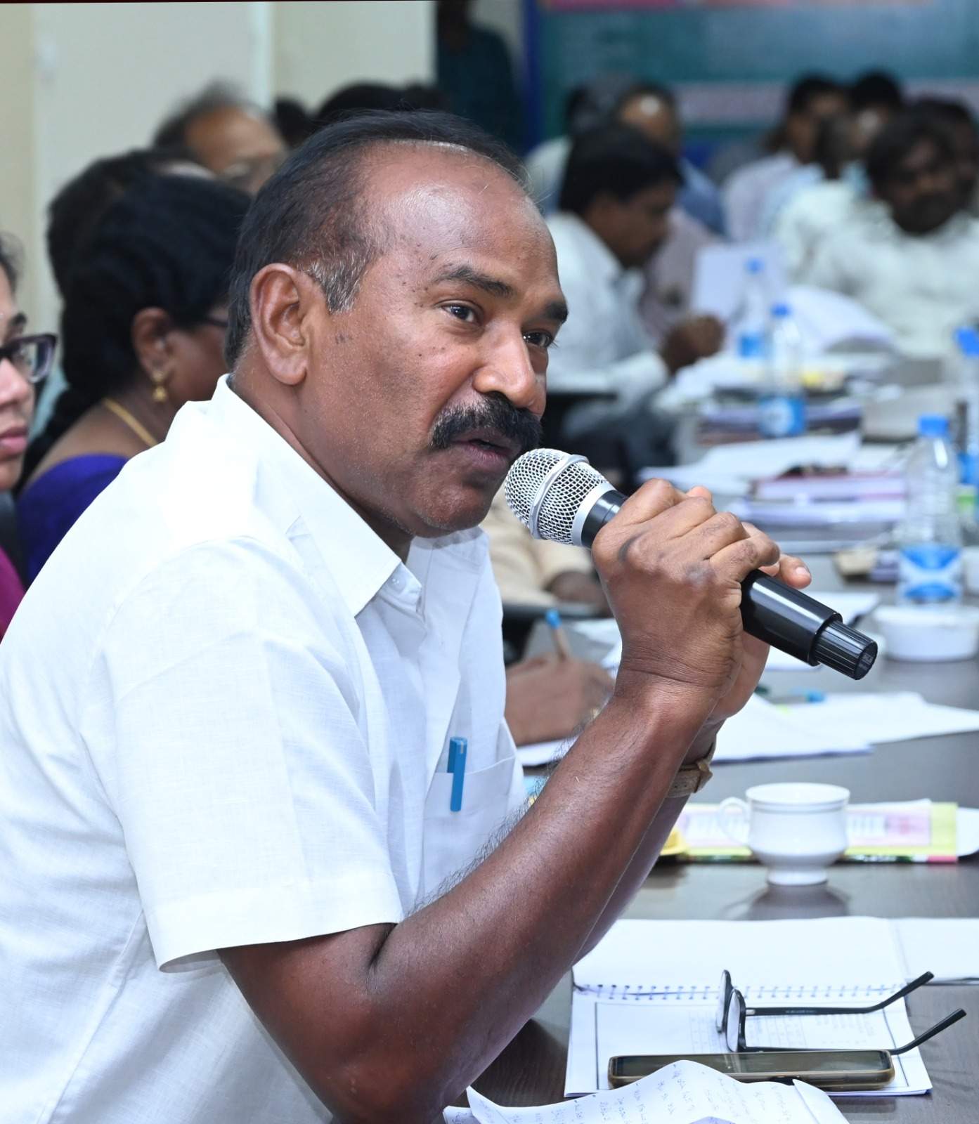 రైతులకు సరిపడా సంచులు కూడా ఇవ్వలేరా