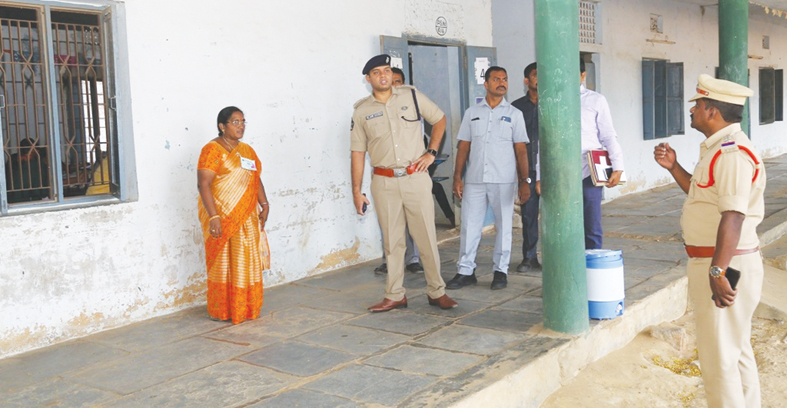 పరీక్షా కేంద్రాలను పరిశీలిస్తున్న ఎస్‌పి ఆరిఫ్‌ హఫీజ్‌