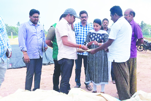 వరి కోతలు వాయిదా వేయండి