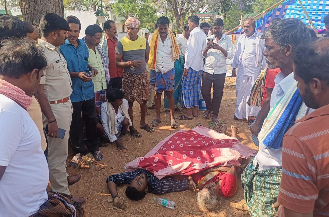 మృత దేహాలను పరిశీలిస్తున్న సీపీఎం నాయకులు