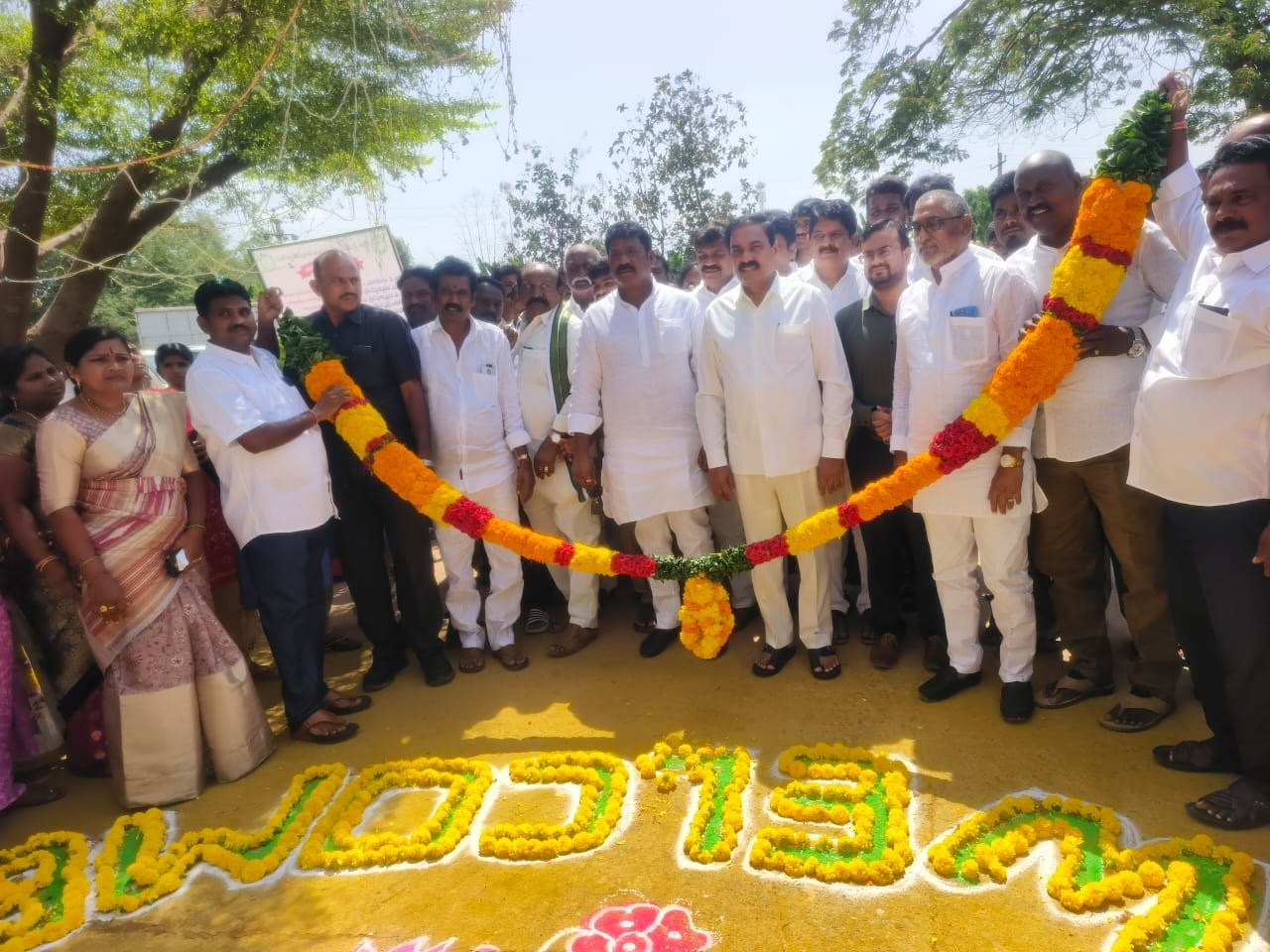 మంత్రికి స్వాగతం పలుకుతున్న అధికారులు, నాయకులు