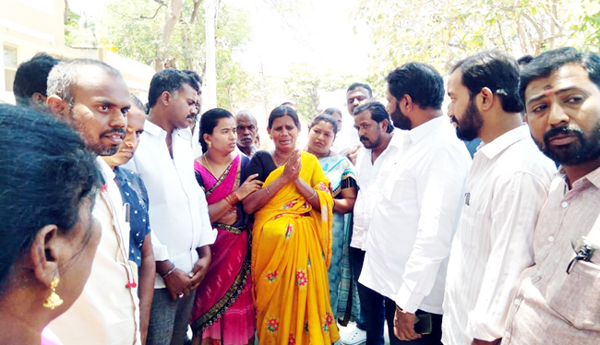 చేనేతల ఆత్మహత్యలు ప్రభుత్వాలకు కనబడలేదా?