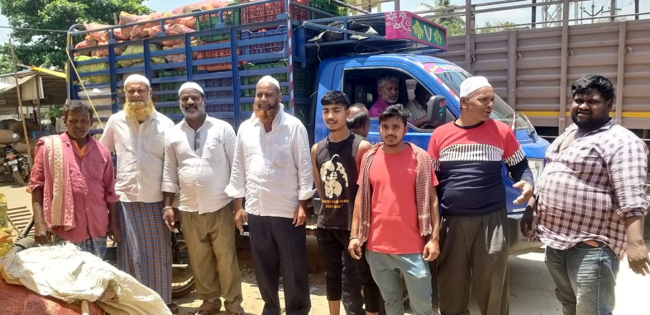  కూరగాయలు లారీ వద్ద దాతలు